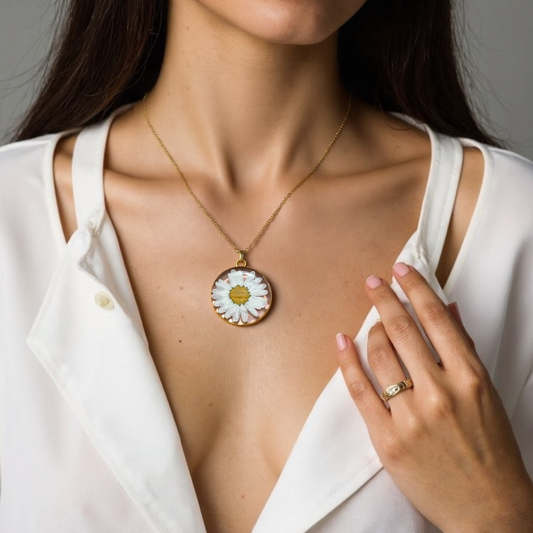 Eternal Daisy Resin Pendant Necklace – Real Flower Jewelry