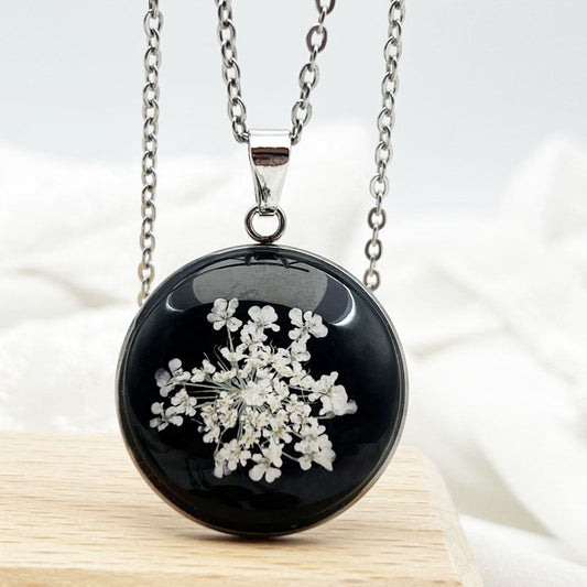 Silver Baby’s Breath Resin Pendant Necklace (Black Round Floral Charm)