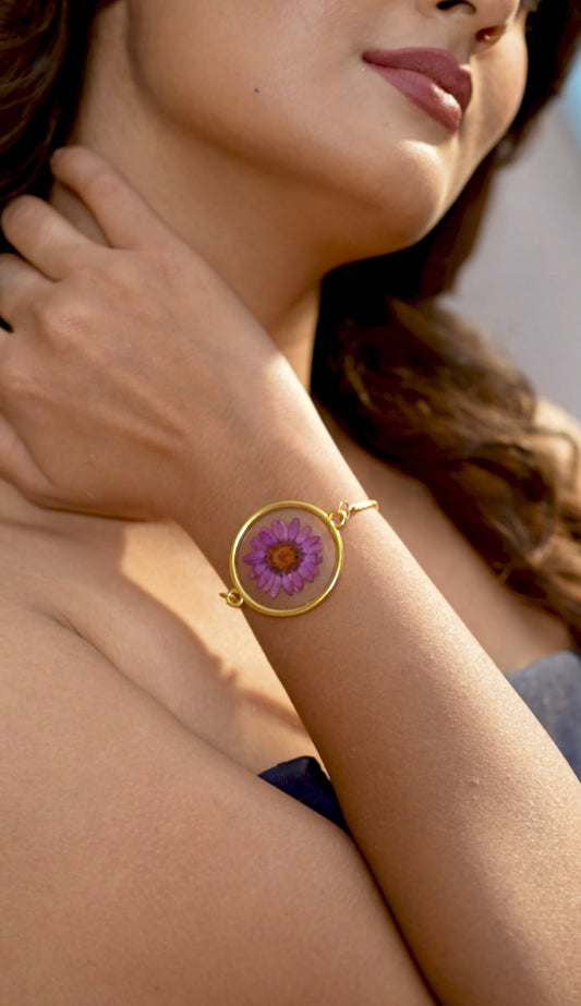 Real Purple Daisy Resin Bracelet – Gold Round Charm