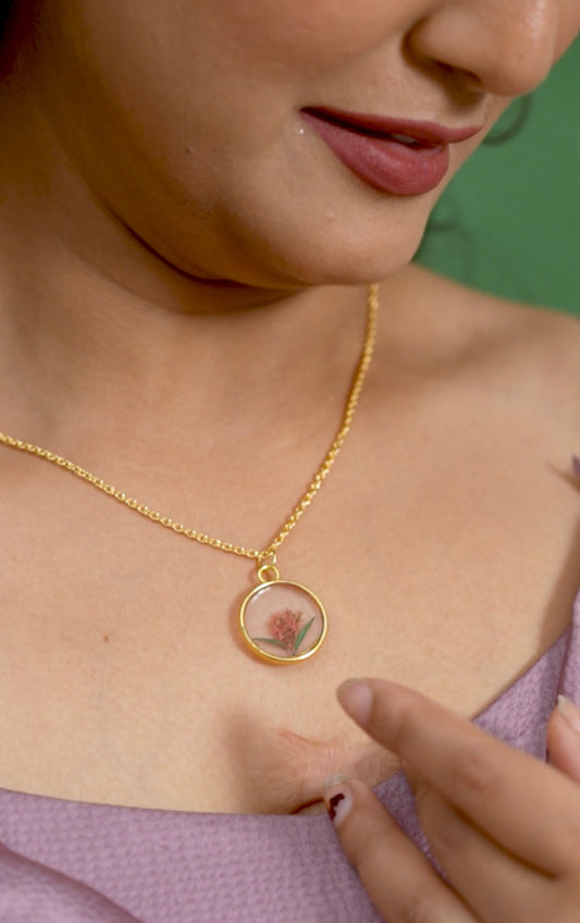 Real Flower Resin Pendant Necklace – Gold Round Charm