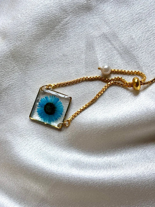Real Blue Daisy Resin Bracelet – Adjustable Gold Chain