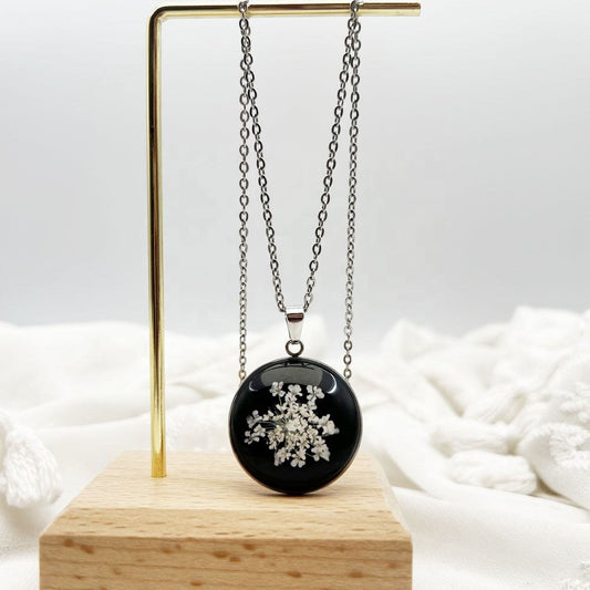 Silver Baby’s Breath Resin Pendant Necklace (Black Round Floral Charm)