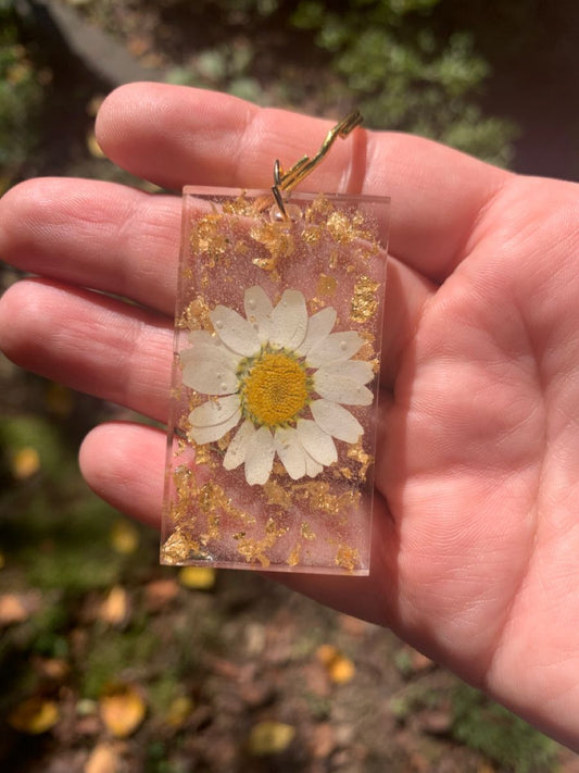 Handmade Resin Daisy Flower Keychain with Gold Flakes