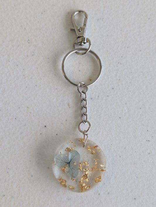 Customized Resin Floral Keychain – Round Design with Blue Flower & Gold Flakes