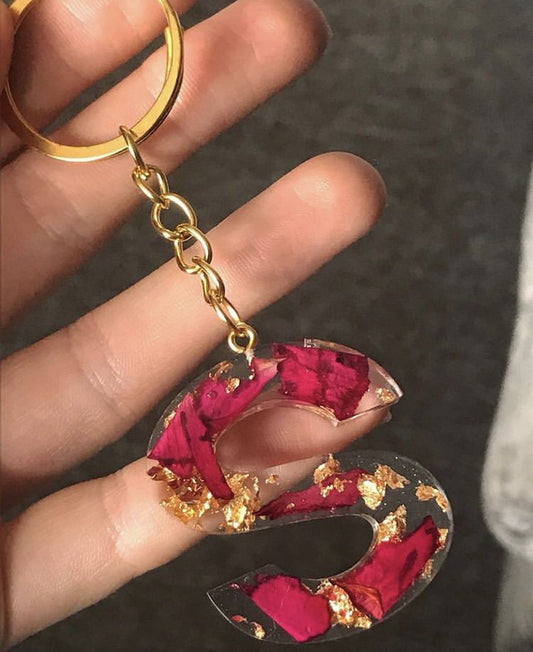 Customized Resin Letter Keychain – Alphabet S with Red Petals & Gold Flakes