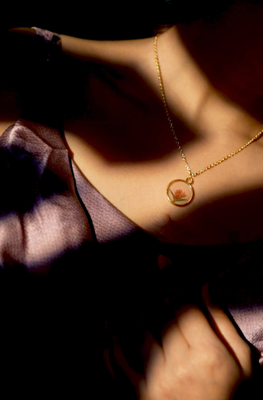 Real Flower Resin Pendant Necklace – Gold Round Charm